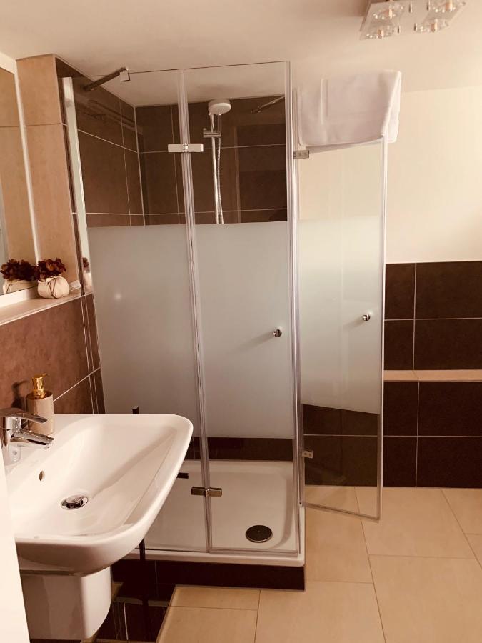 Souterrain Zimmer Mit Separatem Eingang Und Bad Дюссельдорф Экстерьер фото