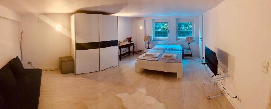 Souterrain Zimmer Mit Separatem Eingang Und Bad Дюссельдорф Экстерьер фото